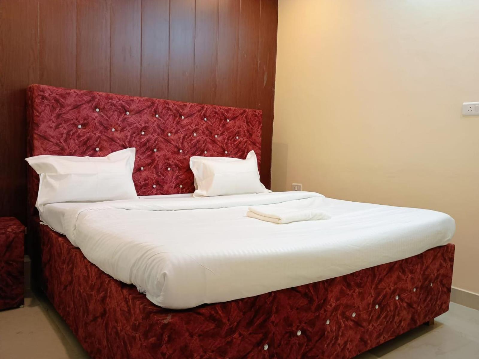 Budget Friendly Metro Regency Lucknow Exterior photo